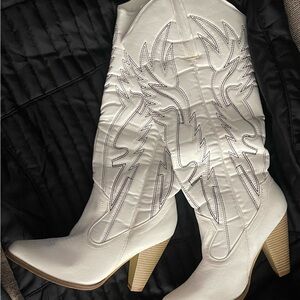 White Leather Heeled Boots with Decorative Stitching